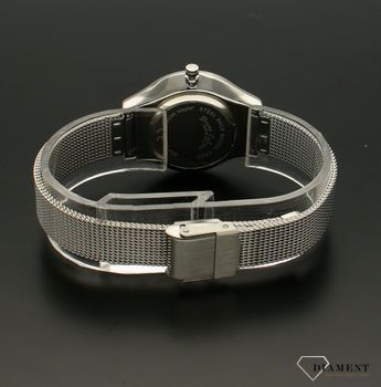 Zegarek damski na biżuteryjnej bransolecie Bruno Calvani BC3125 SILVER SILVER. Tarcza zegarka okrągła w kolorze srebrnym z wyraźnymi cyframi czaryi, wskazówki w kolorze czarnym. Dodatkowym atutem zegarka jest wyraźne logo (1.jpg